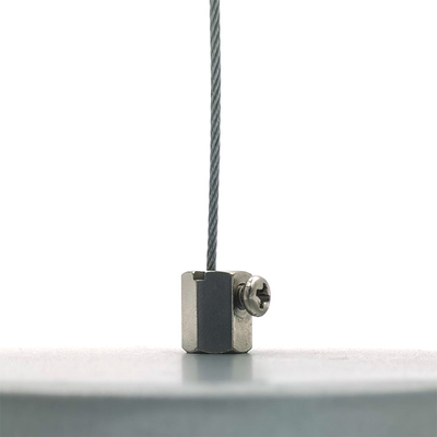 O fechamento da corda de fio da braçadeira de cabo grampeia o prendedor dando laços do cabo do níquel do fio em dois sentidos