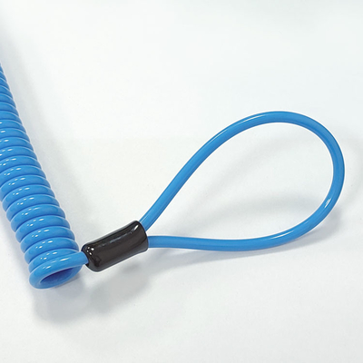 A espiral elástica do cabo bobinou a ferramenta Lanyard With Plastic Sleeves do cabo de fio